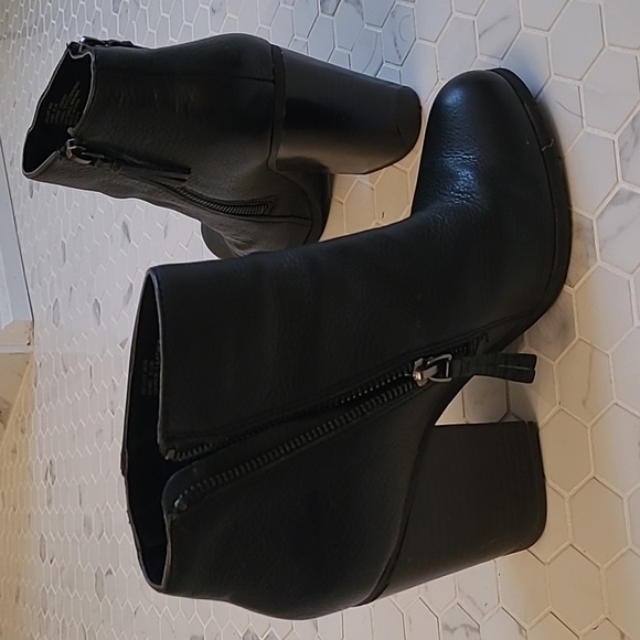 Kenneth Cole Reaction bootie. - Picture 7 of 8